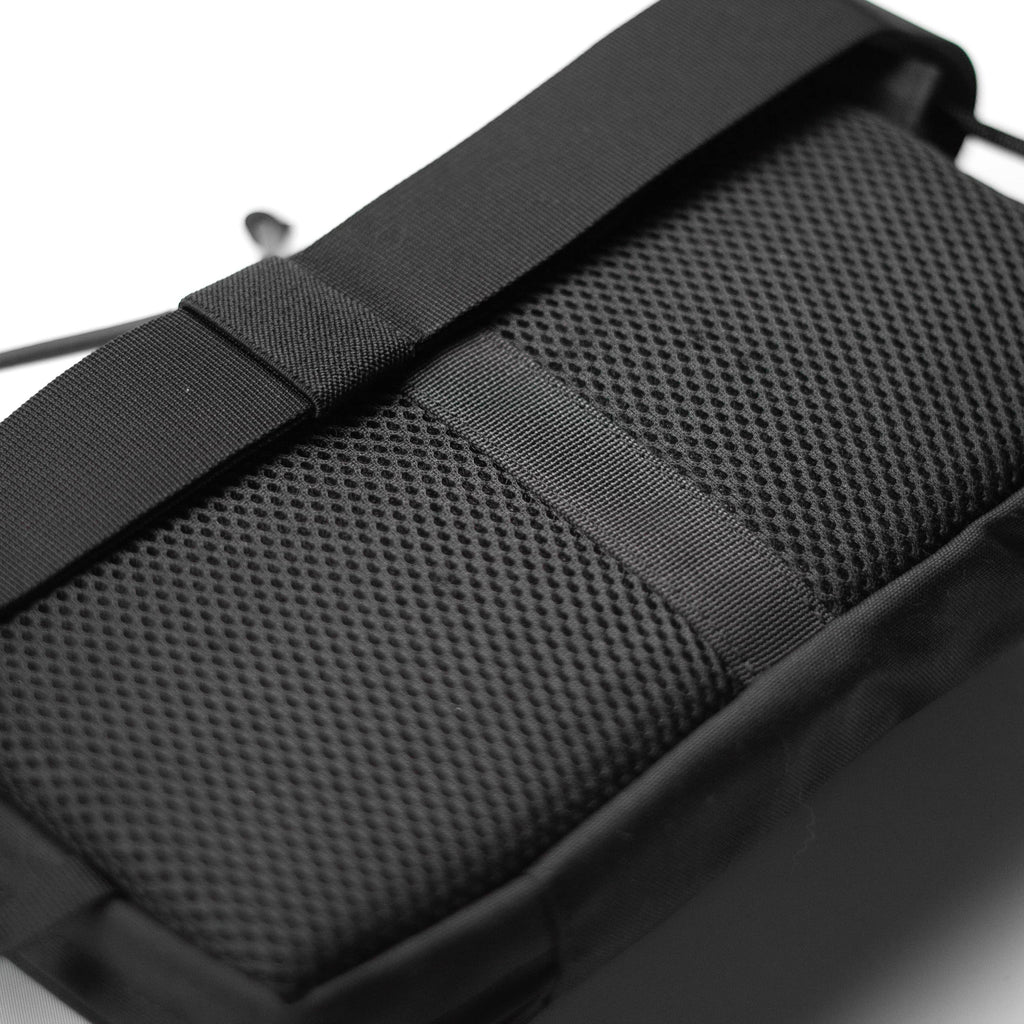 Back mesh panel on Hip Gunner