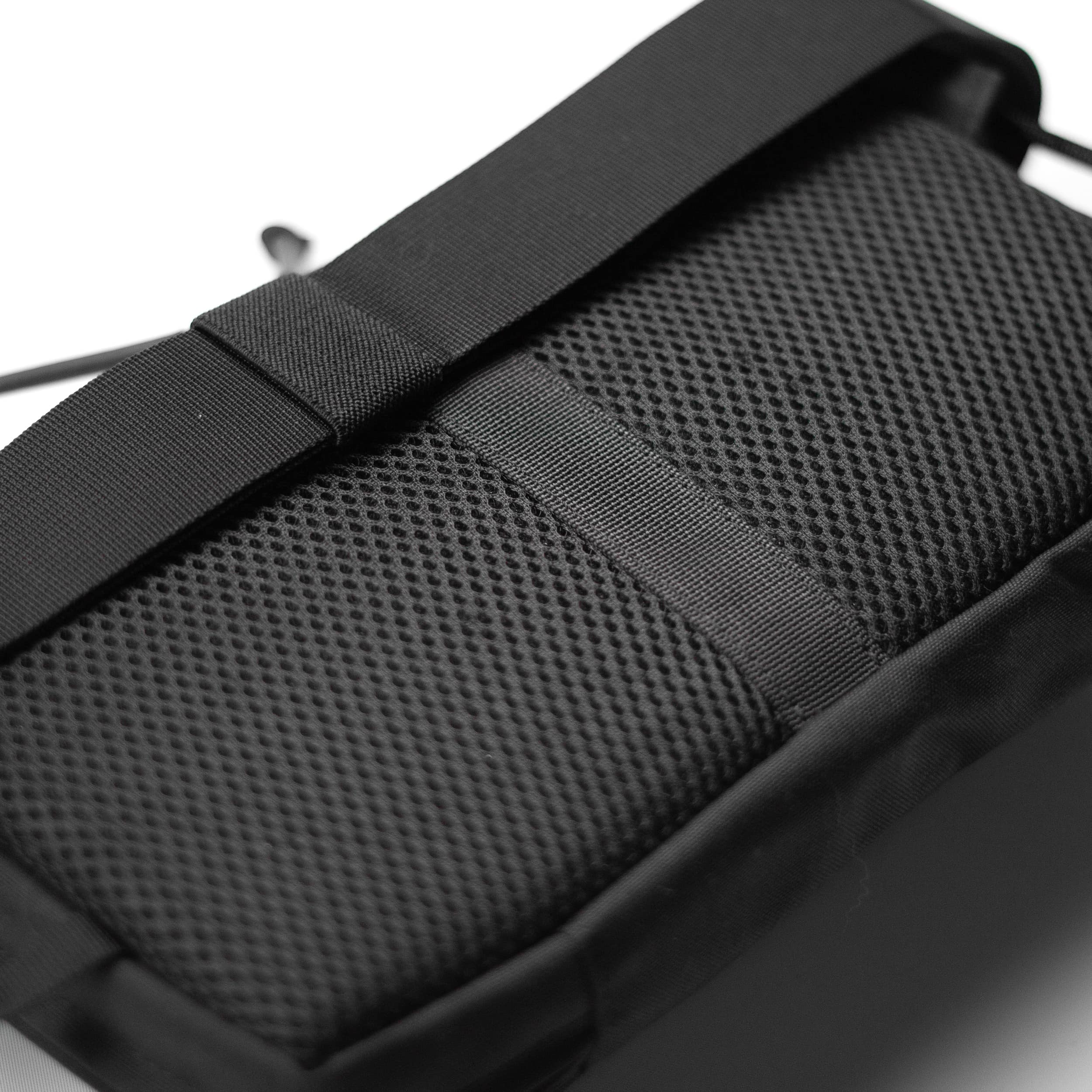 Back mesh panel on Hip Gunner